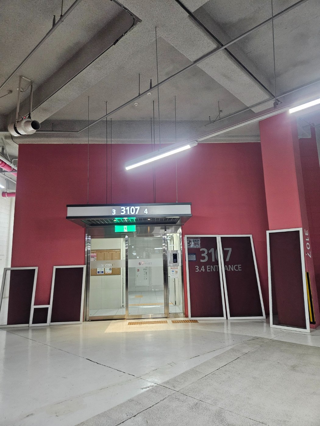 3107동 입구 앞에 세대별로 세워둔 완성된 방충망들