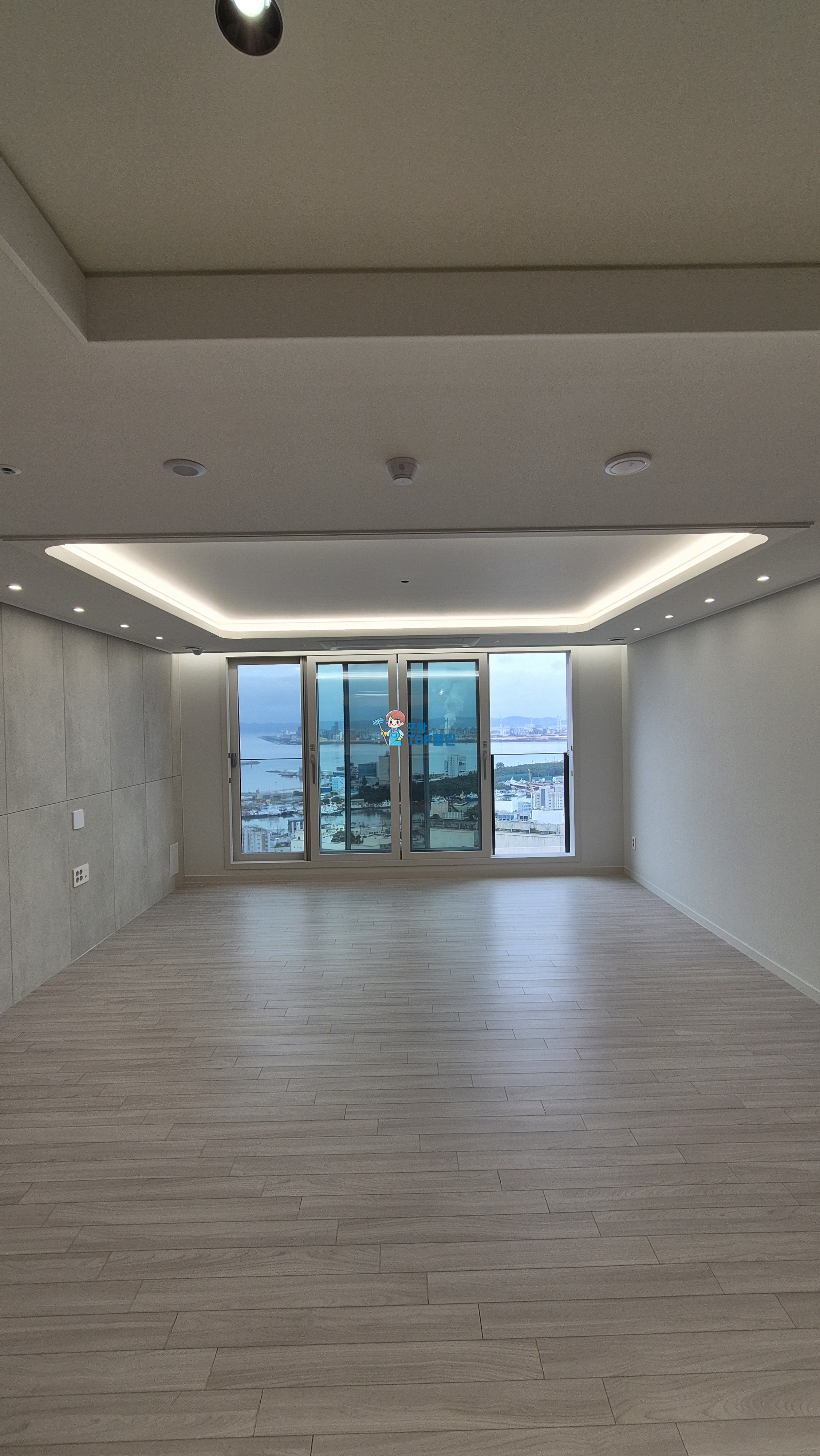 거실 전체, 통창으로 보이는 항구 뷰
